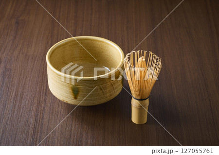 抹茶茶碗と茶筅 127055761