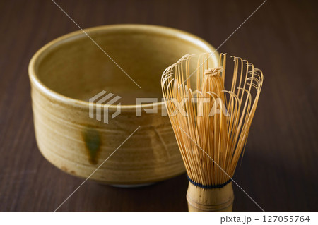 抹茶茶碗と茶筅 抹茶茶碗と茶筅 127055764
