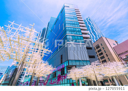 日本の東京都市景観 渋谷サクラステージSHIBUYAタワーなどを望む 127055911