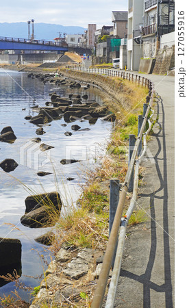 静岡県沼津市の街並み（狩野川に氾濫による岩と変形するガードポスト） 127055916