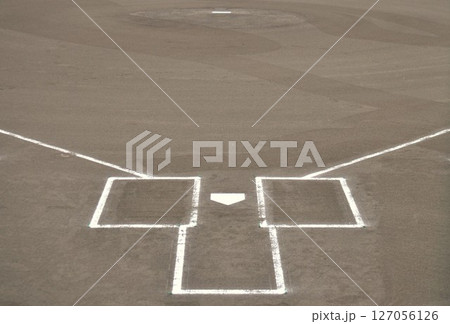 土のグラウンドの野球場のピッチャーマウンドとホームベースとバッターボックス 土のグラウンドの野球場のピッチャーマウンドとホームベースとバッターボックス 127056126