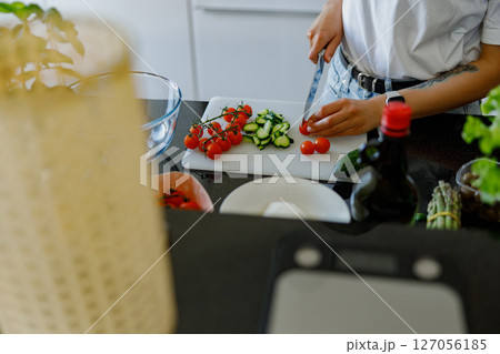 Home Cooking The Art of Preparing Fresh Vegetables in Your Modern Kitchen Environment 127056185