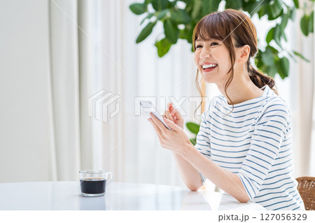 スマホを操作する女性。 スマホを操作する女性。 127056329
