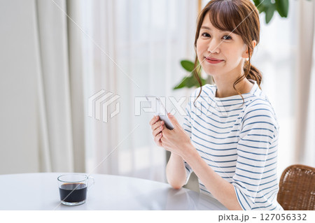スマホを操作する女性。 スマホを操作する女性。 127056332