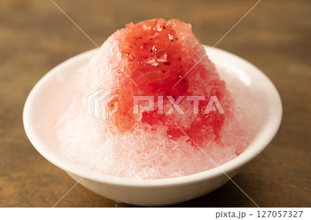 いちごかき氷のイメージ　(写真素材) 127057327