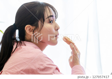 ドーナツを食べる女性 ドーナツを食べる女性 127057417