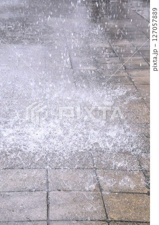 大雨で道路の水たまりに打つつける雨の水紋 127057889