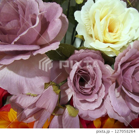 カラフルな造花の花束 カラフルな造花の花束 127058264