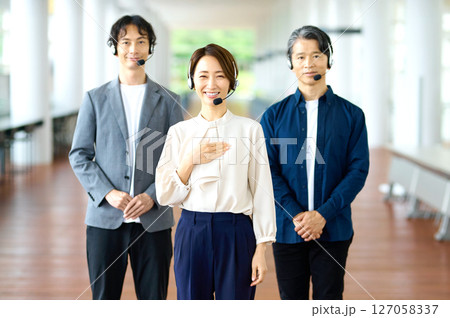 オフィスで並ぶベテランオペレーター 127058337