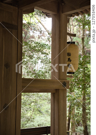 鞍馬寺　中門と新緑1 127058406