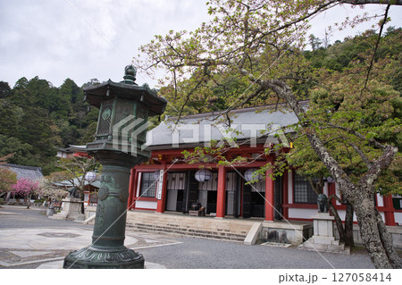 鞍馬寺 本殿金堂と金剛床(こんごうしょう)2 鞍馬寺 本殿金堂と金剛床(こんごうしょう)2 127058414