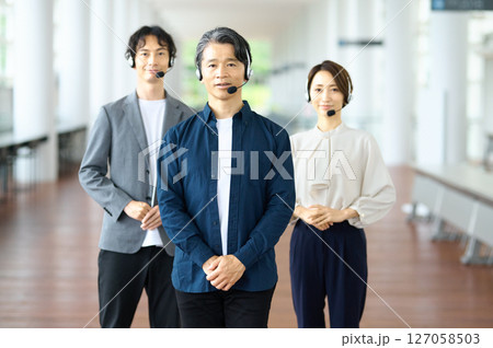 オフィスで並ぶベテランオペレーター オフィスで並ぶベテランオペレーター 127058503