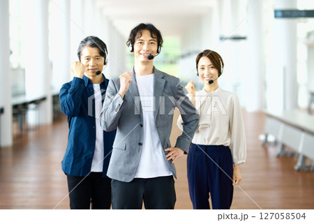 オフィスで並ぶベテランオペレーター 127058504