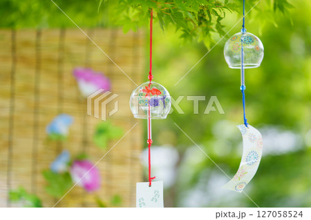 木陰で揺れる風鈴とすだれに朝顔の花 木陰で揺れる風鈴とすだれに朝顔の花 127058524
