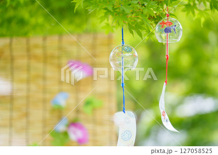 木陰で揺れる風鈴とすだれに朝顔の花 木陰で揺れる風鈴とすだれに朝顔の花 127058525