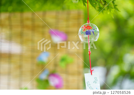 木陰で揺れる風鈴とすだれに朝顔の花 木陰で揺れる風鈴とすだれに朝顔の花 127058526