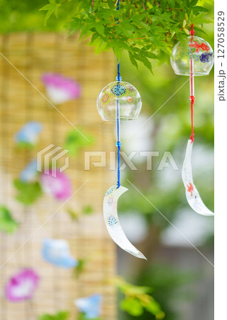 木陰で揺れる風鈴とすだれに朝顔の花 127058529