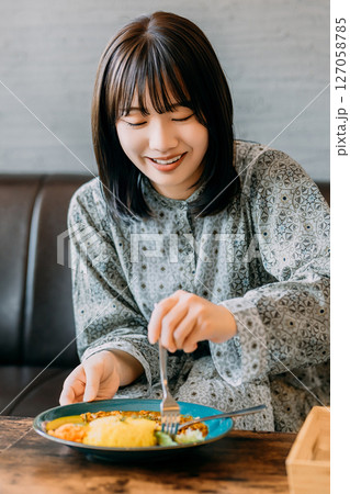 カフェで食事をする若い女性 カフェで食事をする若い女性 127058785