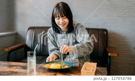 カフェで食事をする若い女性 カフェで食事をする若い女性 127058786