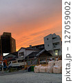 夕焼け空の工事現場 127059002