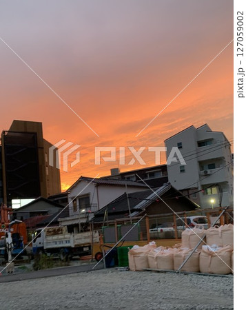 夕焼け空の工事現場 127059002