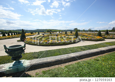 フランス　パリ　ベルサイユ宮殿　庭園の花壇 127059163