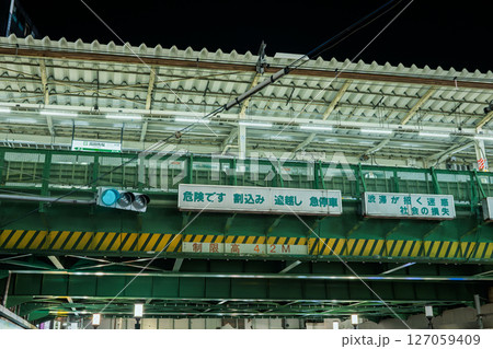 夜の高田馬場駅　高架駅のプラットホーム 127059409