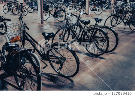 夜の自転車等駐車場（駐輪場） 127059410
