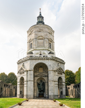 Tempio della Vittoria, Milan war memorial mausoleum, front view 127059854