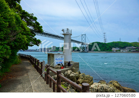関門海峡と門司埼灯台　関門橋 127060580