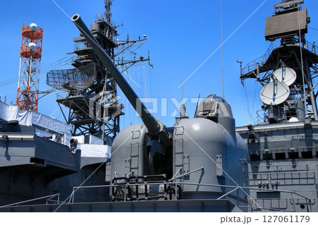 73式54口径5インチ単装速射砲と練習艦『しまかぜ』の艦橋 127061179