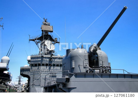 73式54口径5インチ単装速射砲と練習艦『しまかぜ』の艦橋 127061180