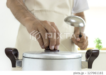 煮物を作るエプロンを付けた男性（顔無し、日本人、30代） 127061181