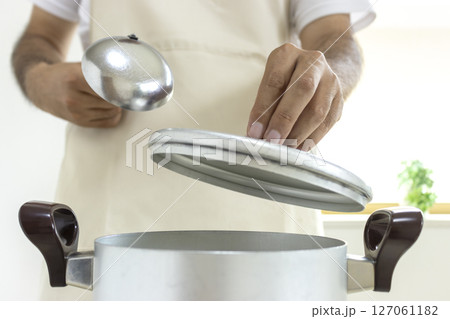 煮物を作るエプロンを付けた男性(顔無し、日本人、30代) 煮物を作るエプロンを付けた男性(顔無し、日本人、30代) 127061182