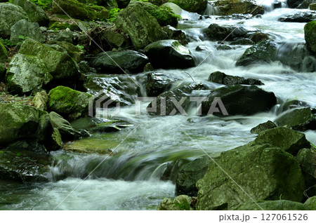 小川の水の流れ 127061526