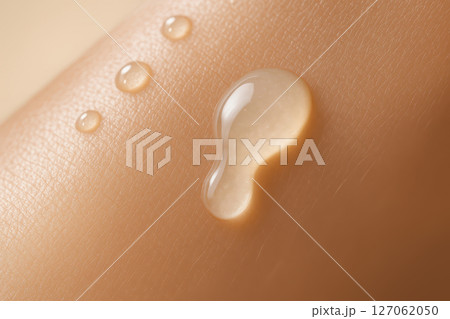 保湿美容液のしずくと肌の質感を捉えたマクロ撮影（AI生成画像） 127062050