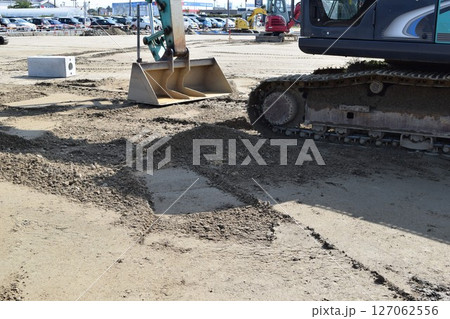 土木建設現場の建設機械 土木建設現場の建設機械 127062556