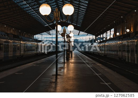 夜明けのパリ北駅 127062585