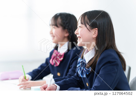 勉強をする女子学生 127064502