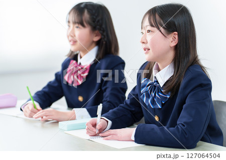 勉強をする女子学生 127064504