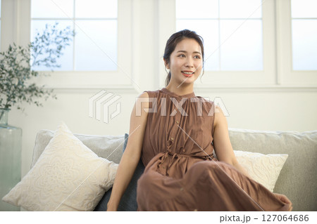 ソファに座る20代女性　ビューティーイメージ 127064686
