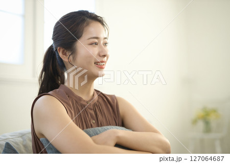 ソファに座る20代女性 ビューティーイメージ ソファに座る20代女性 ビューティーイメージ 127064687