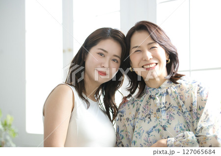 20代女性と50代女性のビューティ 20代女性と50代女性のビューティ 127065684