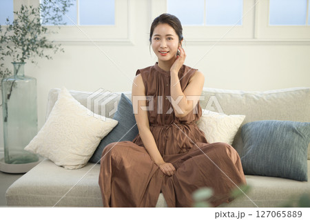 ソファに座る20代女性　ビューティーイメージ 127065889