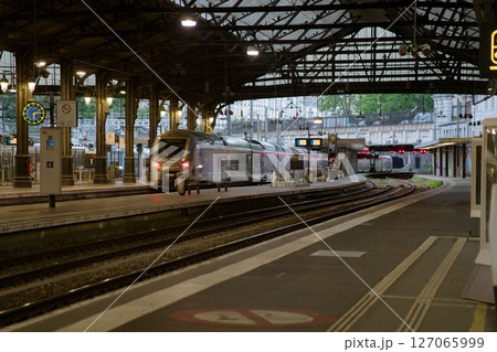 早朝のパリ サンラザール駅 早朝のパリ サンラザール駅 127065999