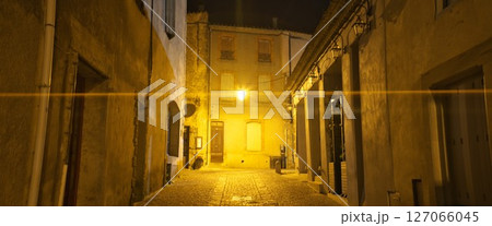 夜のカルカソンヌ城塞内 127066045