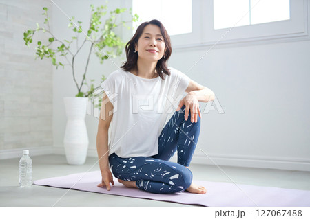 ヨガウェアでヨガをする50代女性 ヨガウェアでヨガをする50代女性 127067488