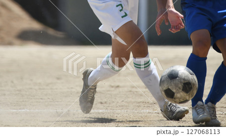 ドリブルするサッカー選手 ドリブルするサッカー選手 127068113