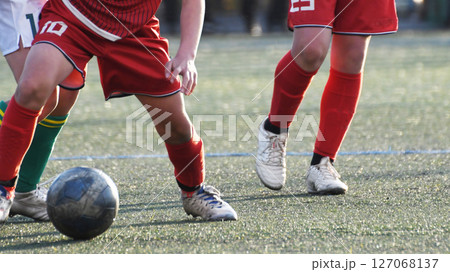 ドリブルするサッカー選手 127068137