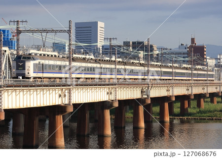 朝日に照らされながら淀川を渡るJR西日本583系の特急きたぐに_2010/8/26撮影 朝日に照らされながら淀川を渡るJR西日本583系の特急きたぐに_2010/8/26撮影 127068676